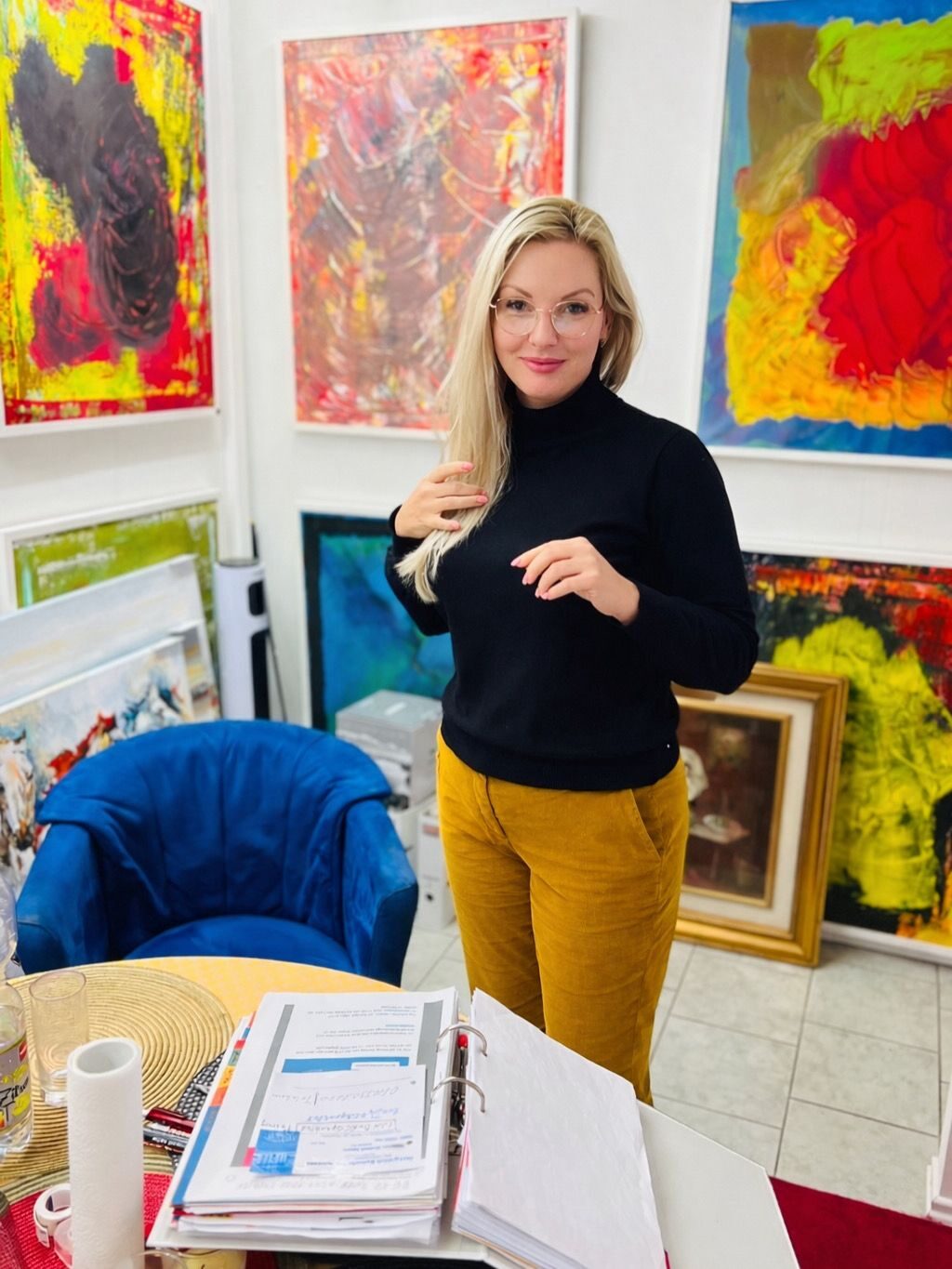 Annette Lucia Kattau in ihrem Atelier vor ihren Werken